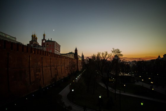 the sun sets early on the Kremlin in October