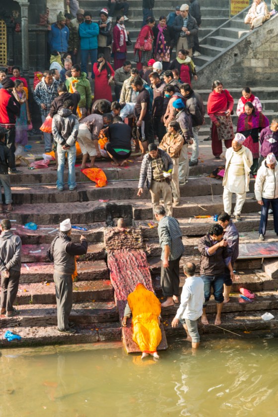 the arrival of a body and its ritual preparation