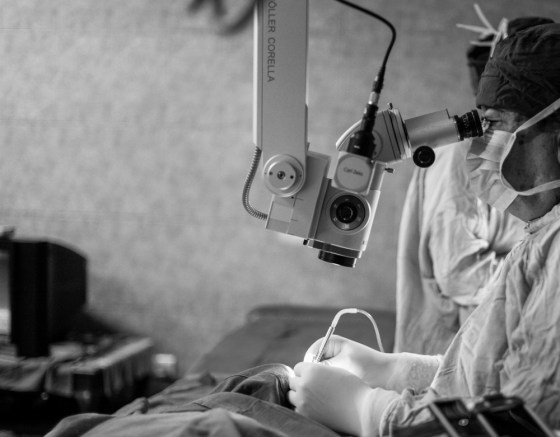 the redoubtable Dr Ruit at work, he was able to do more than 50 cases a day!