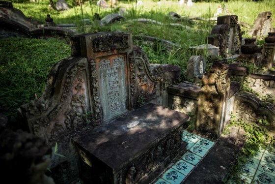 a typical Hokkien grave...
