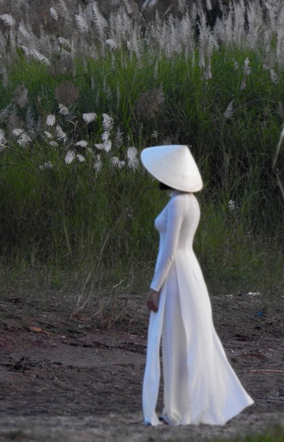 Walking back to another part of the riverbank, we saw this glamorous vietnamese lady in her ao dai 